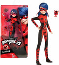 Bandai - miraculous - pop - lieveheersbeestje tijd om te ontdoen van kwaad - 26 cm gearticuleerde modepop - officieel gelicentieerde miraculous - zwart en rood kostuum lieveheersbeestje doll - p50006
