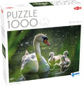 Tactic swan on lake with babies – puzzel – 1000 stukjes – zwanenfamilie in de natuur – rustgevende dierenfotografie – hoogwaardige scandinavische kwaliteit