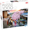 Tactic woman walking in kyoto – puzzel – 1000 stukjes – traditioneel japanse straat – sfeervolle sakura bloesem – hoogwaardige scandinavische kwaliteit