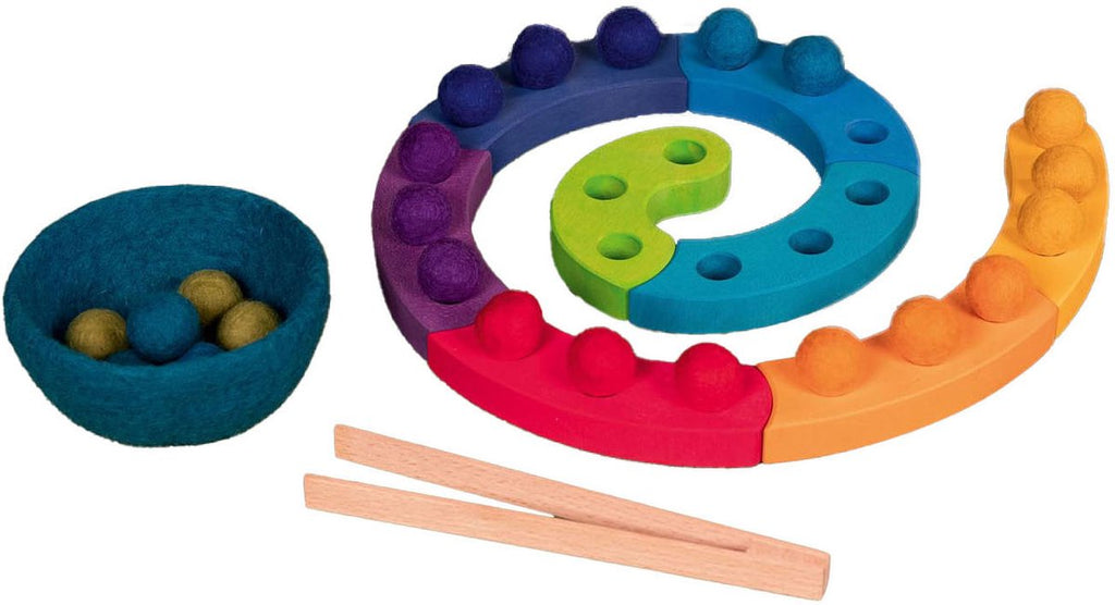 Goki Farbsortierspiel aus Holz, spiralförmig, 29-teilig.