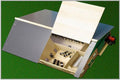 Kids Globe Holzboxenhaus mit Melkanlage 1:32