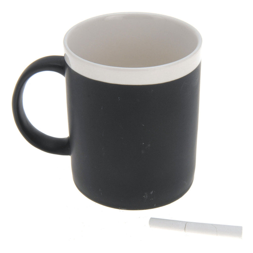 Becher, Kreidetafel und 2 Kreiden