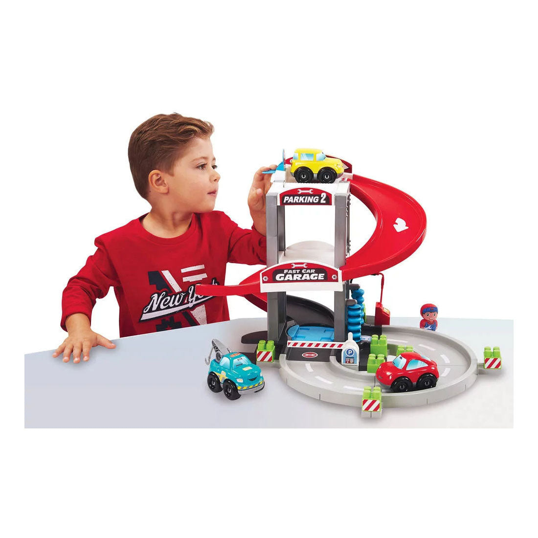 Eine gemauerte Garage mit Transporter und Autos
