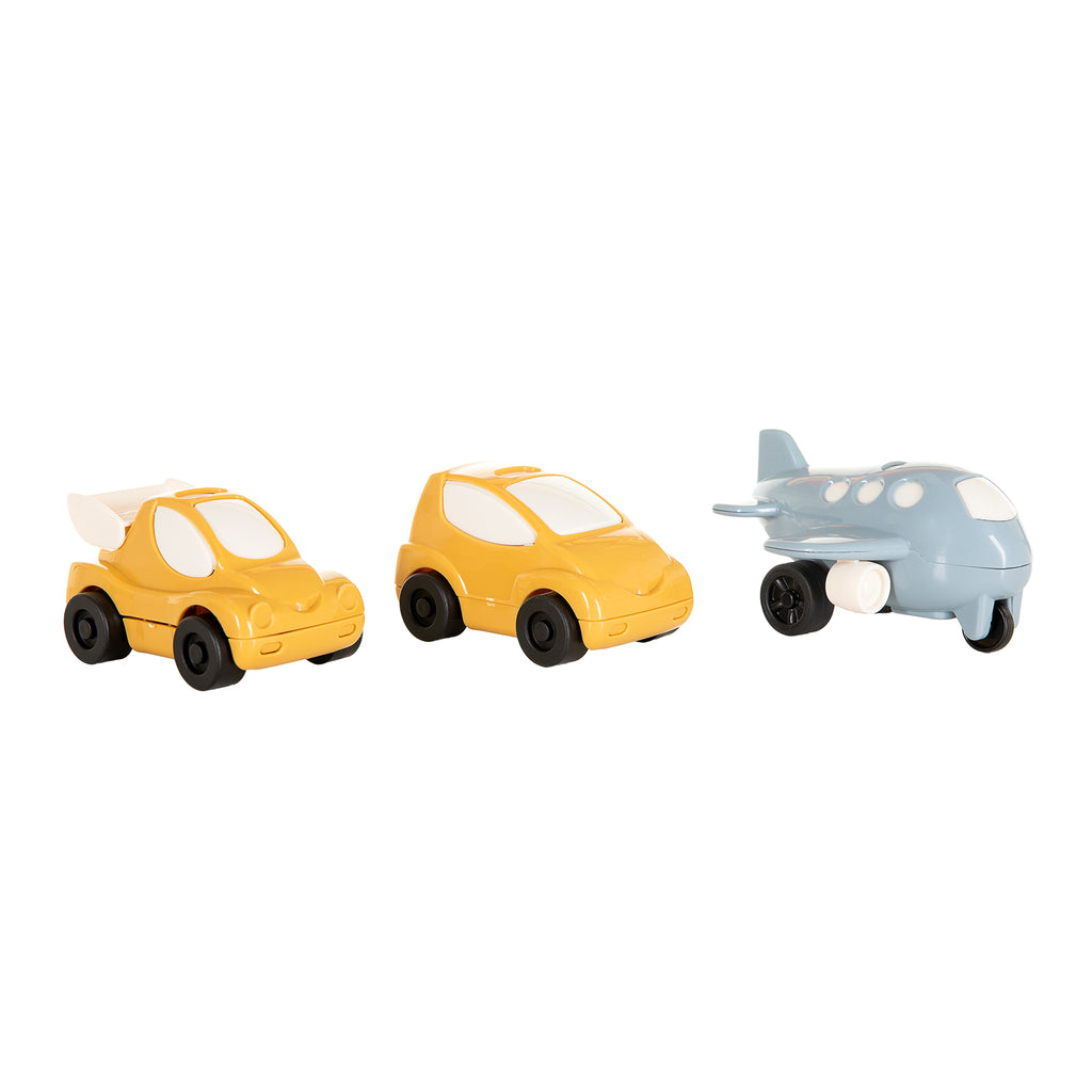 Flughafen Cavallino mit Parkhaus und pastellfarbener Straße