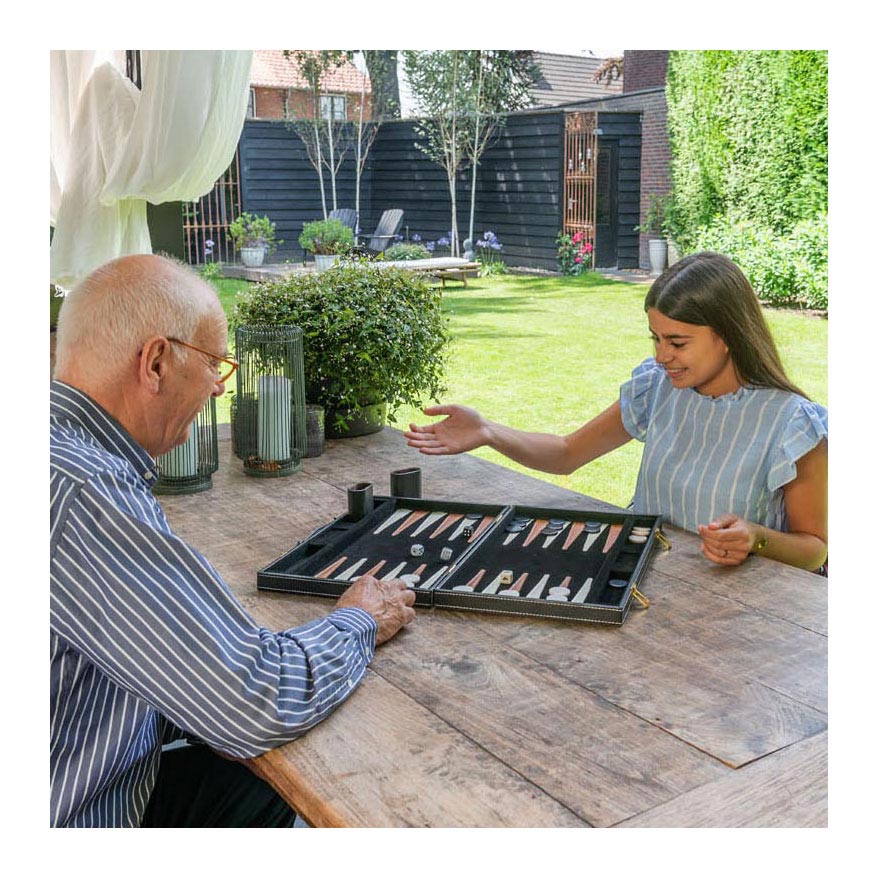 Backgammon 18, ein klassisches Brettspiel aus Braun und Elfenbein