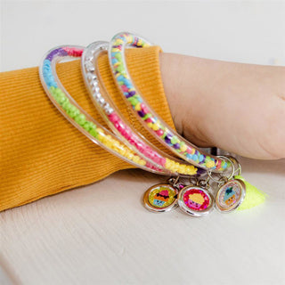 Totum vulbare armbandjes maken - knutselset speelgoed meisjes vanaf 4 jaar - buisarmbandjes vullen met meer dan 2400 steentjes in vrolijke kleuren - tube bracelets