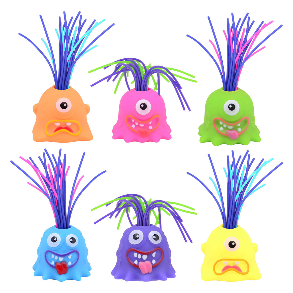 Johntoy, das schreiende Monster, das an den Haaren zieht