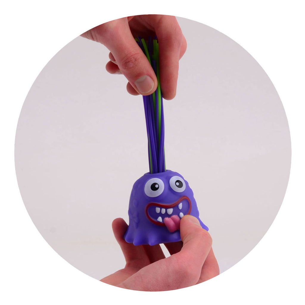 Johntoy, das schreiende Monster, das an den Haaren zieht