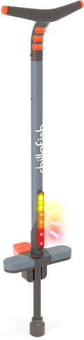 Chillafish pogo stick glow vanaf 5 jaar tot 36kg met led verlichting - oranje - stunt pogostick voor jongens en meisjes - springstok met soft touch handgreep en extra sterke veer - geen batterijen nodig - model poogi glow kids