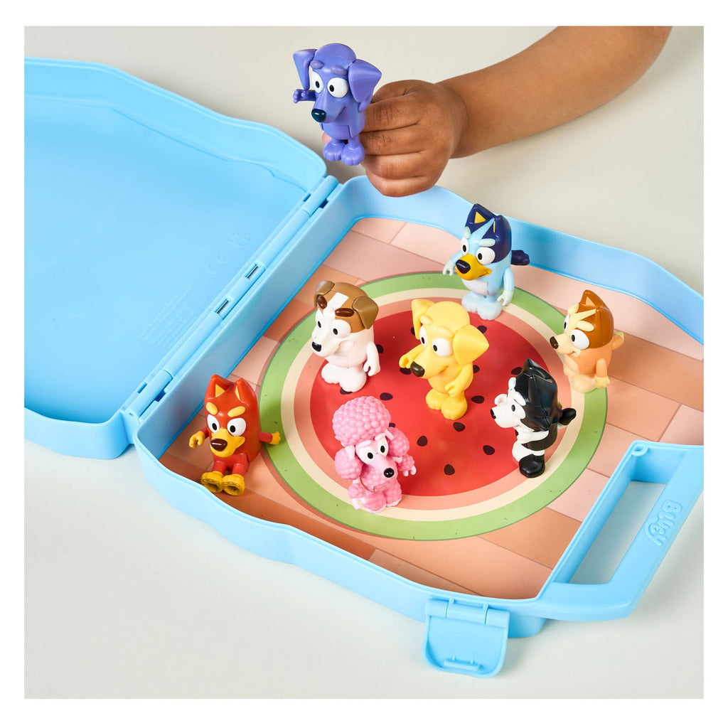 Moose toys bluey play go koffer met 8 speelfiguren