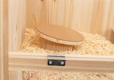Trixie läuft mit einer Scheibe, Degus, großen Hamstern, Holzkork
