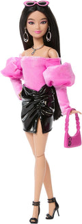 Barbie deluxe stijl - met een glanzend minirokje en zwart haar - modepop