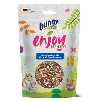 Bunny Nature genießt die Naturmischung mit Heuschrecken