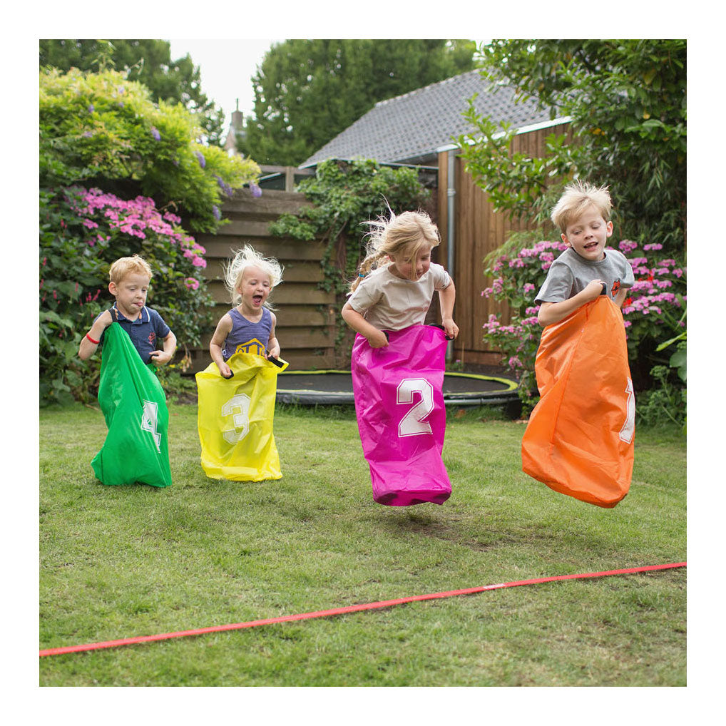 Bs toys feestkit spelset - partijtje met verschillende spellen - zaklopen - blikgooien - 4 spelers - buitenspeelgoed voor kinderen - vanaf 4 jaar - gezelschapspellen kinderen - spelletjes voor kinderen - buiten speelgoed - buitenspel - buiten spellen