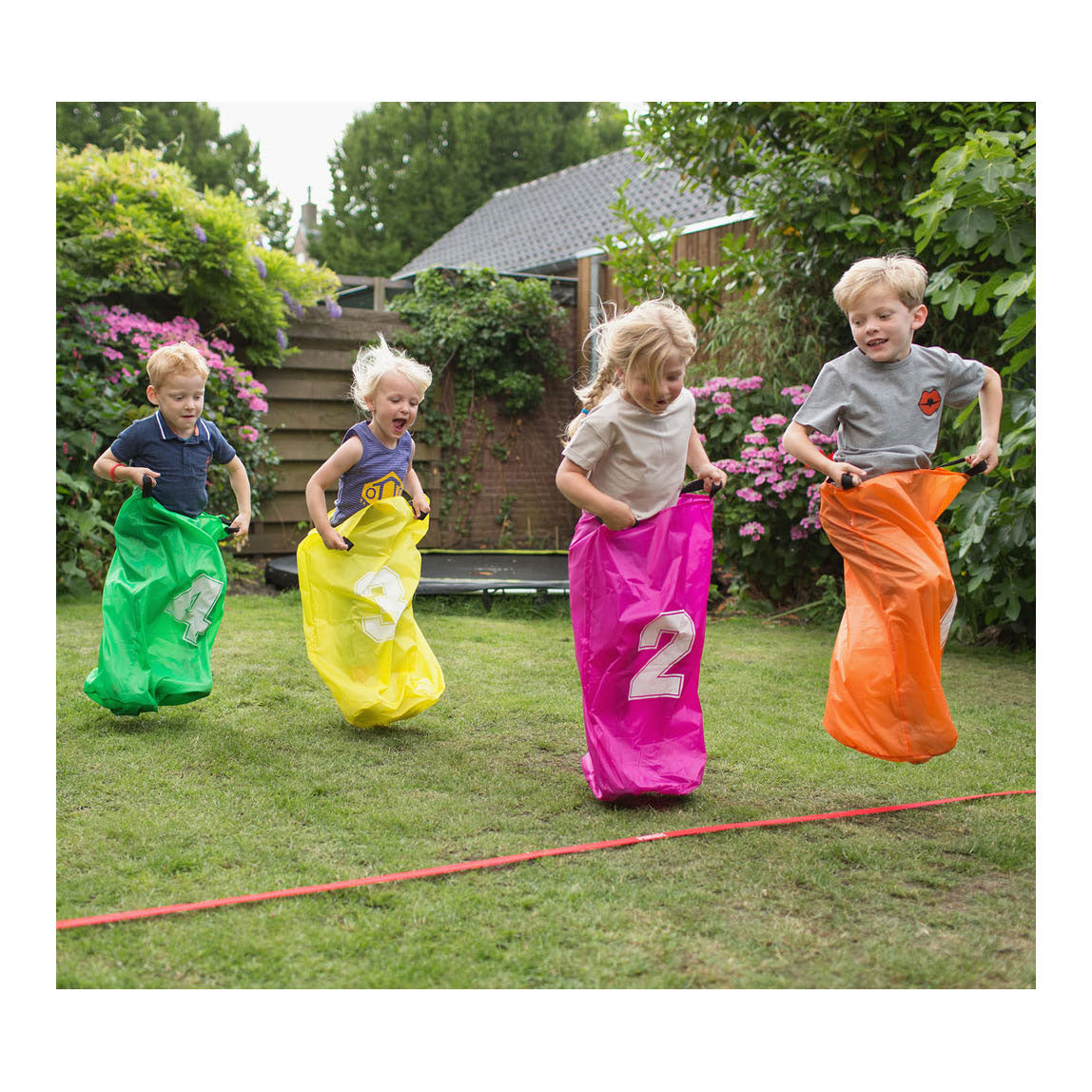 Bs toys feestkit spelset - partijtje met verschillende spellen - zaklopen - blikgooien - 4 spelers - buitenspeelgoed voor kinderen - vanaf 4 jaar - gezelschapspellen kinderen - spelletjes voor kinderen - buiten speelgoed - buitenspel - buiten spellen