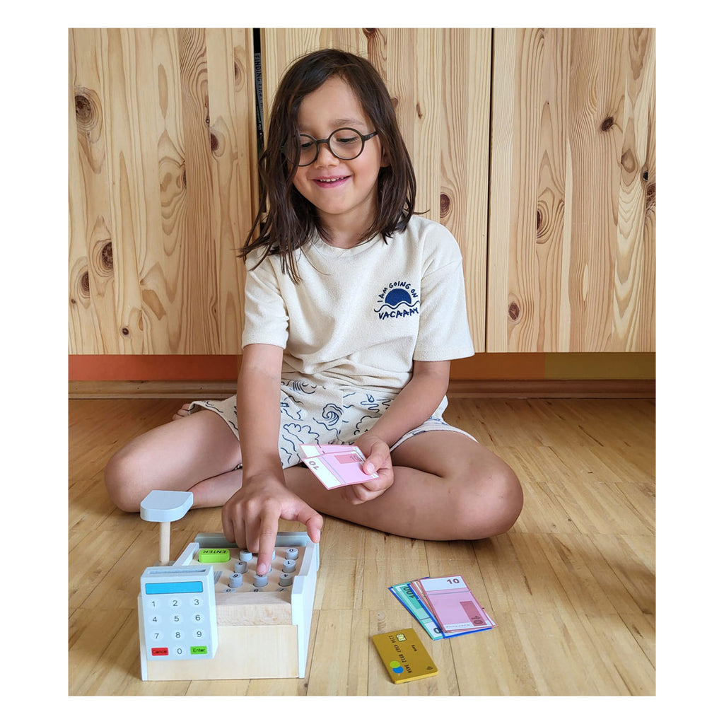 Small Foot - Spielzeugkasse aus Holz mit Zubehör, 15-teilig.