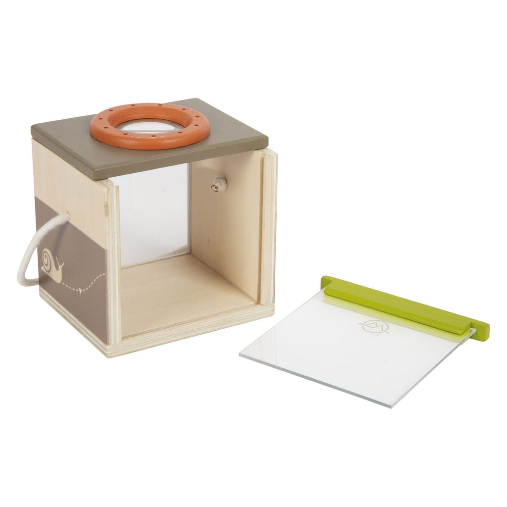 Kleiner Fuß – Entdeckung einer Insektenbox aus Holz