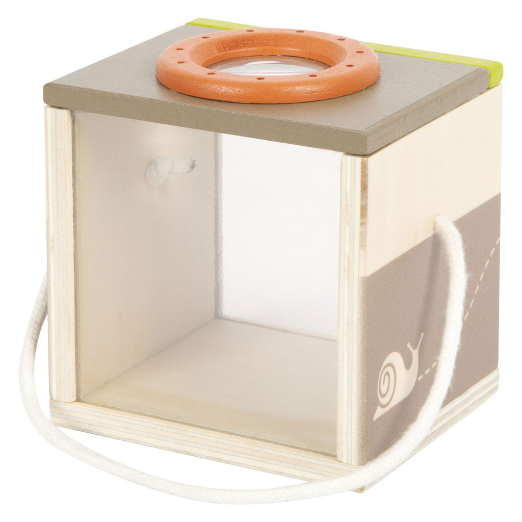 Kleiner Fuß – Entdeckung einer Insektenbox aus Holz