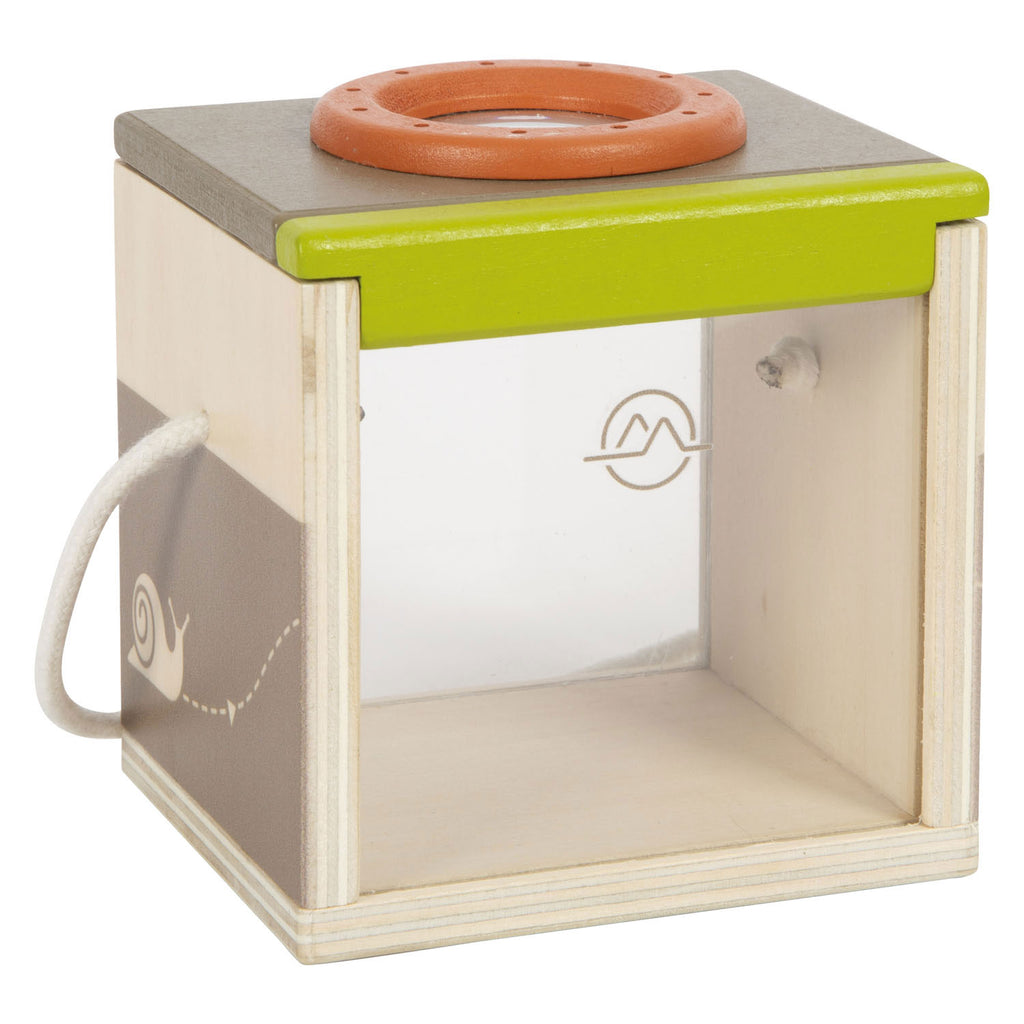 Kleiner Fuß – Entdeckung einer Insektenbox aus Holz