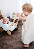 Kleiner Fuß – hölzerner Puppenwagen mit Schiebeknopf