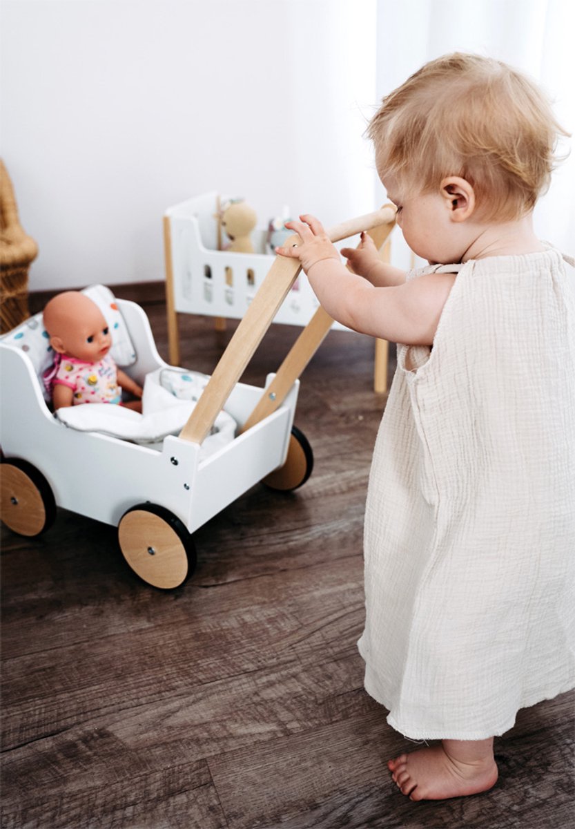 Kleiner Fuß – hölzerner Puppenwagen mit Schiebeknopf