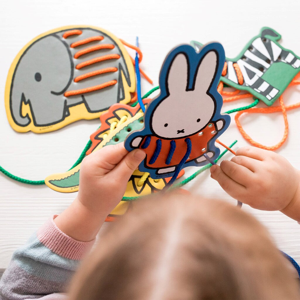 Miffy fädelt Karten