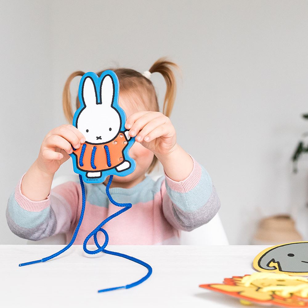 Miffy fädelt Karten