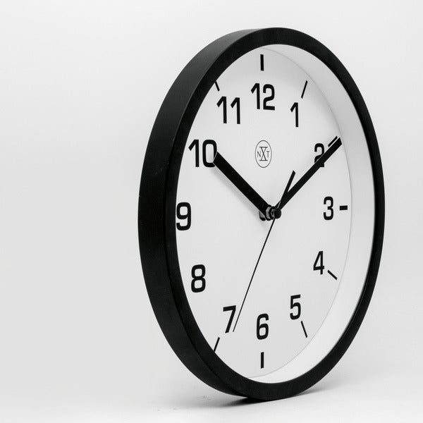 NeXtime nx-7321zw Wanduhr, Durchmesser 20 cm, Kunststoff, schwarz, weißes Zifferblatt