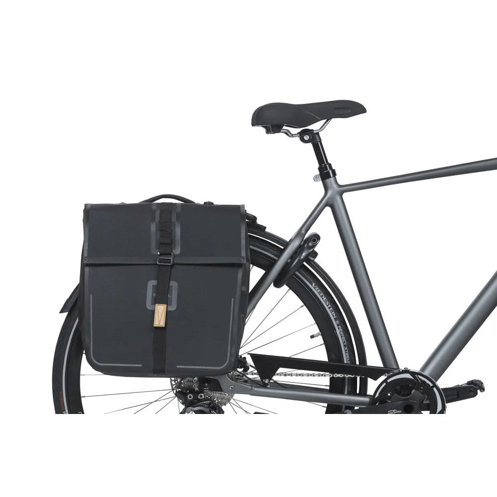 Doppelte Fahrradtasche Basil Urban Dry MIK 50 Liter 16 x 31 x 32 cm (2x) - Mattschwarz