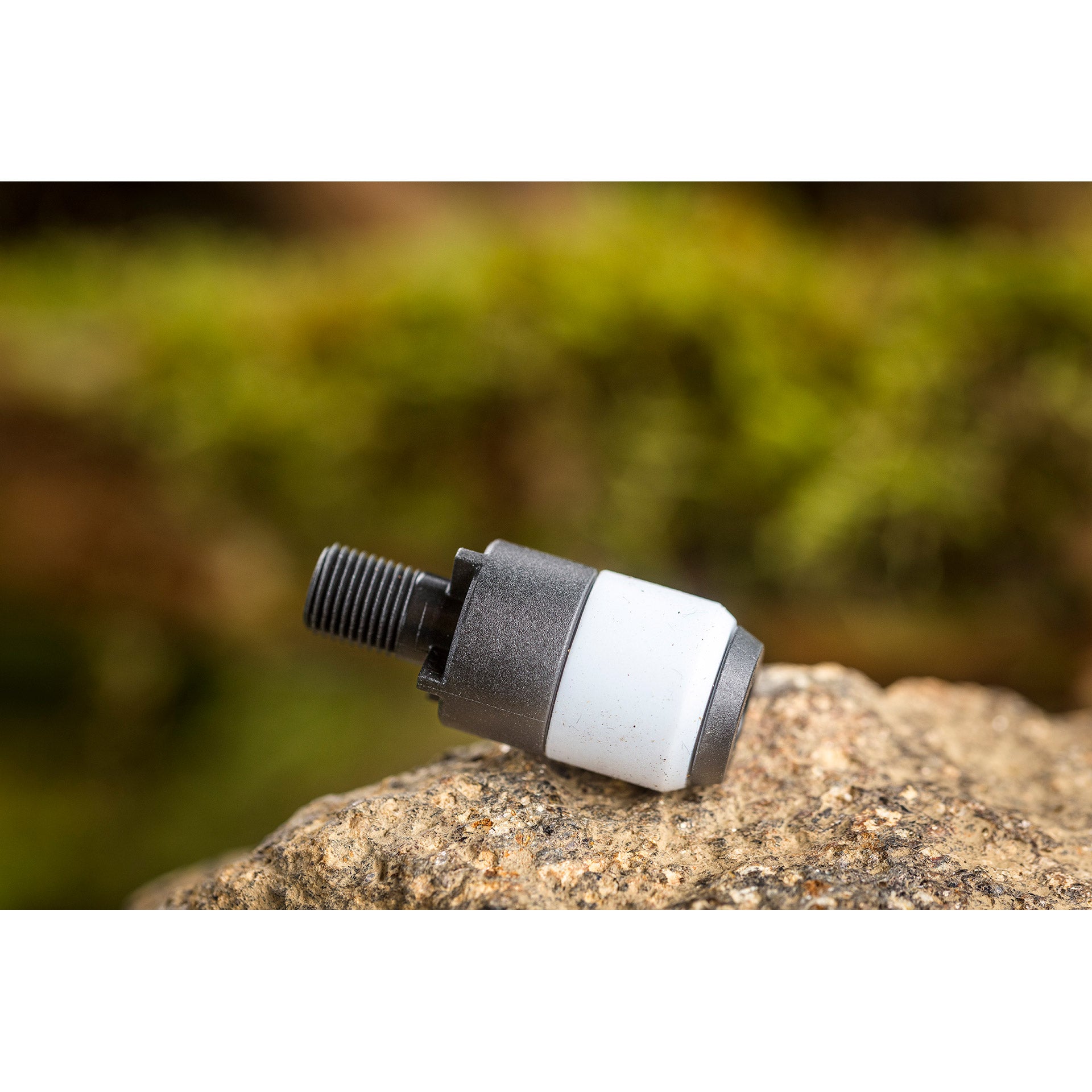 Schwalbe Thekendisplay mit 25 SCV Pumpenkopfadaptern