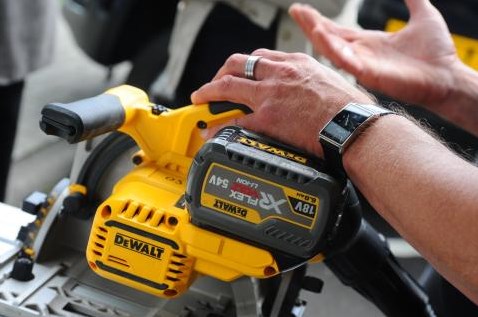 Dewalt dcs520t2r xr flexvolt inval cirkelzaag 54v 165mm + geleiderail - dcs520t2r-qw