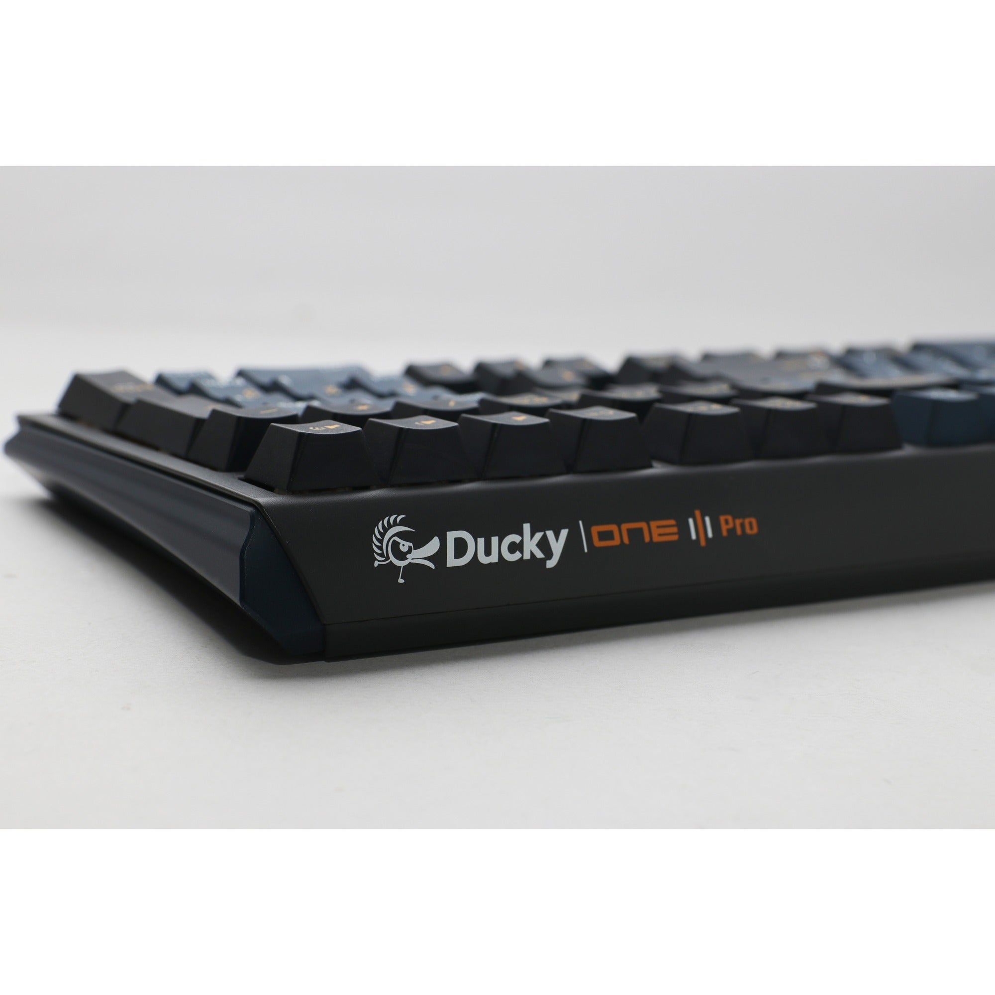 Ducky one 3 pro, gaming toetsenbord (zwart, us lay-out, cherry mx2a red, rgb led, double-shot pbt, quack mechanics, hot swap)