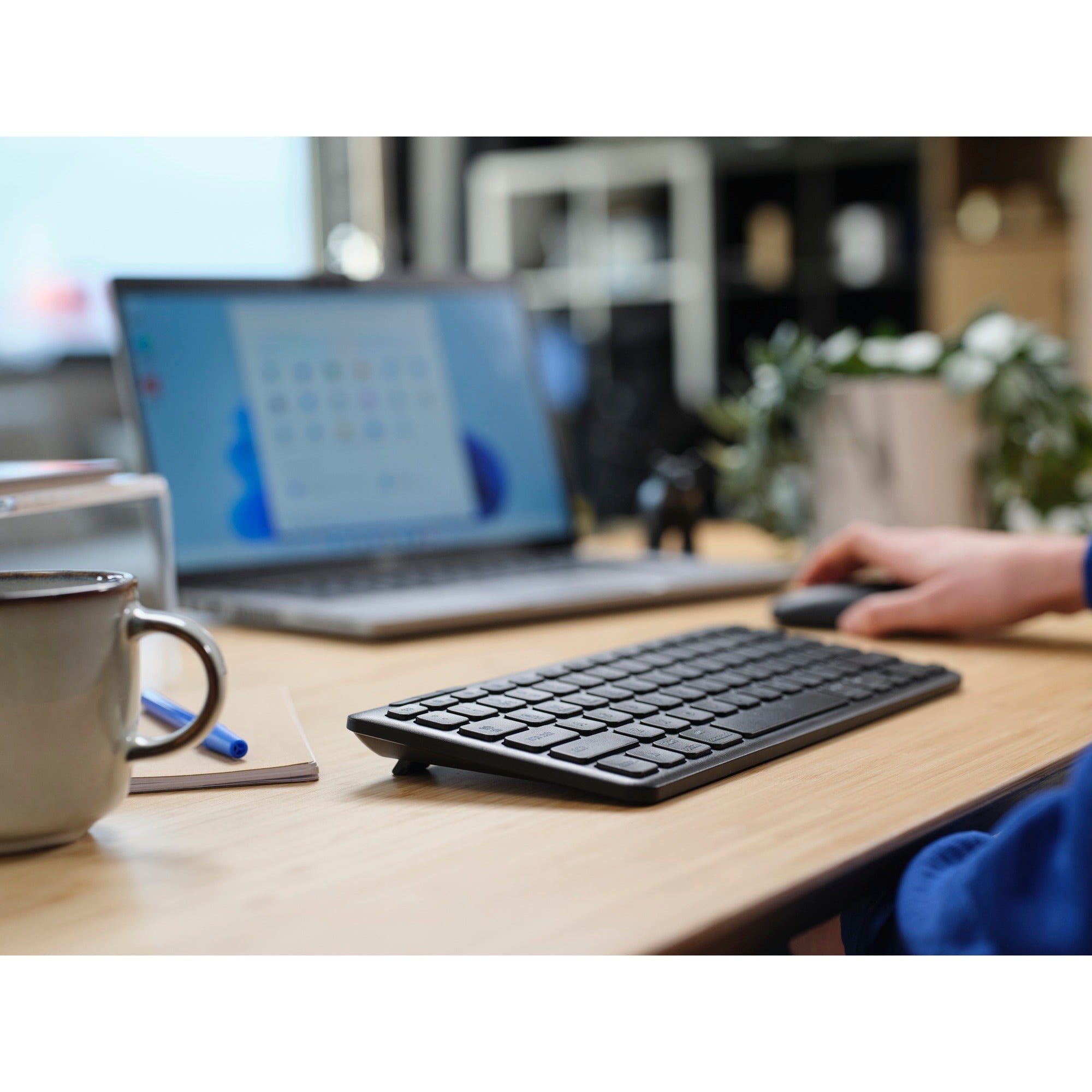 Trust lyra compact draadloos toetsenbord (zwart, us lay-out (qwerty), scissor switches, 65%, 2,4 ghz usb, bluetooth)