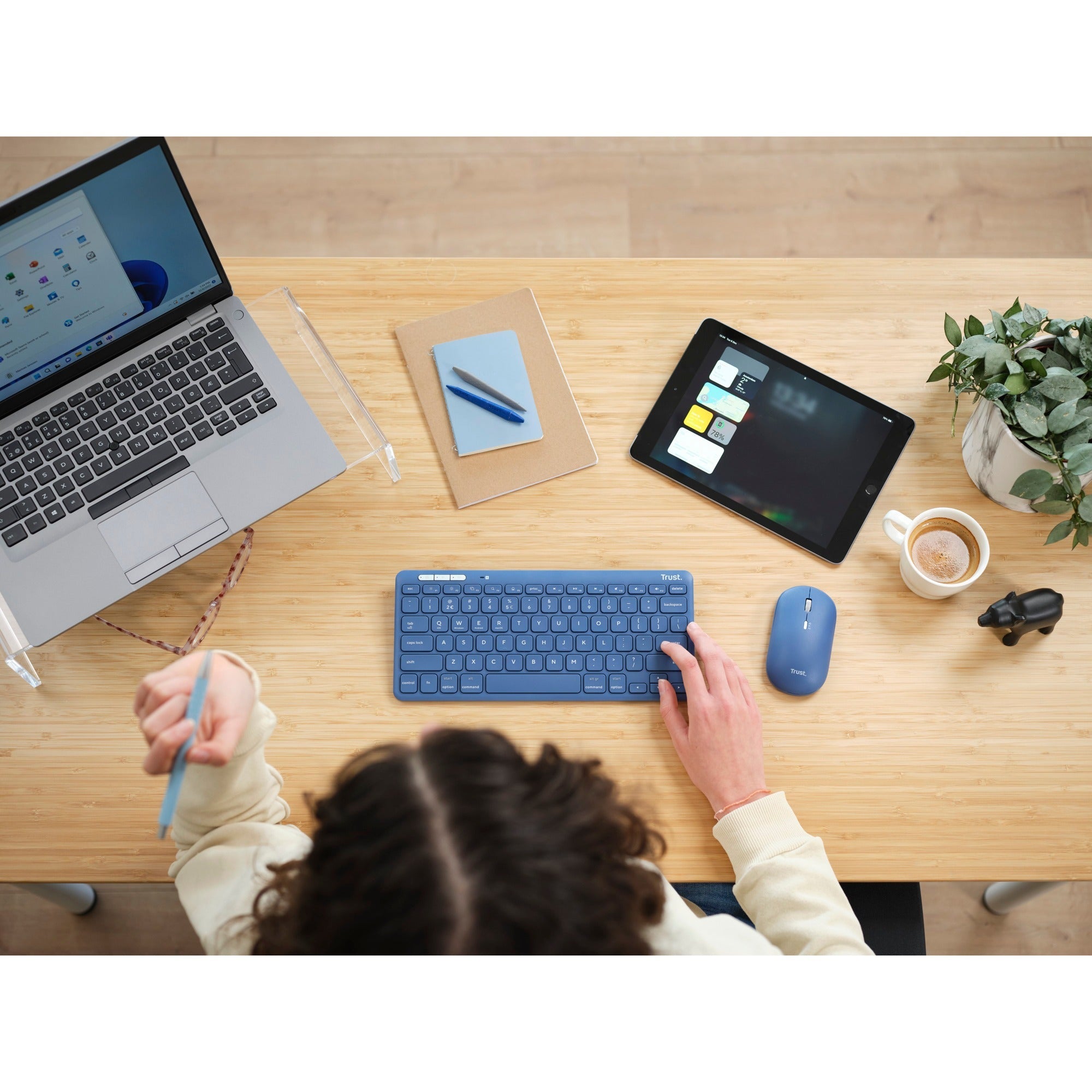 Trust lyra multi-device wireless keyboard mouse, desktopset (blauw, us lay-out, scissor switches, 800 - 1.600 dpi, 2,4 ghz usb, bluetooth, 65%)