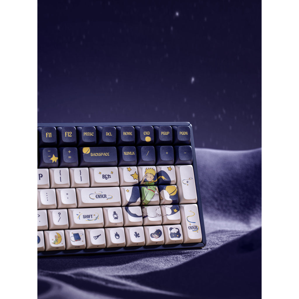 Iqunix f97 starry tryst rgb mechanisch gaming toetsenbord (donkerblauw, us lay-out (qwerty), iqunix little prince, 96%, rgb leds, hot-swappable, pbt, 2.4ghz | bluetooth 5.1 | usb-c)