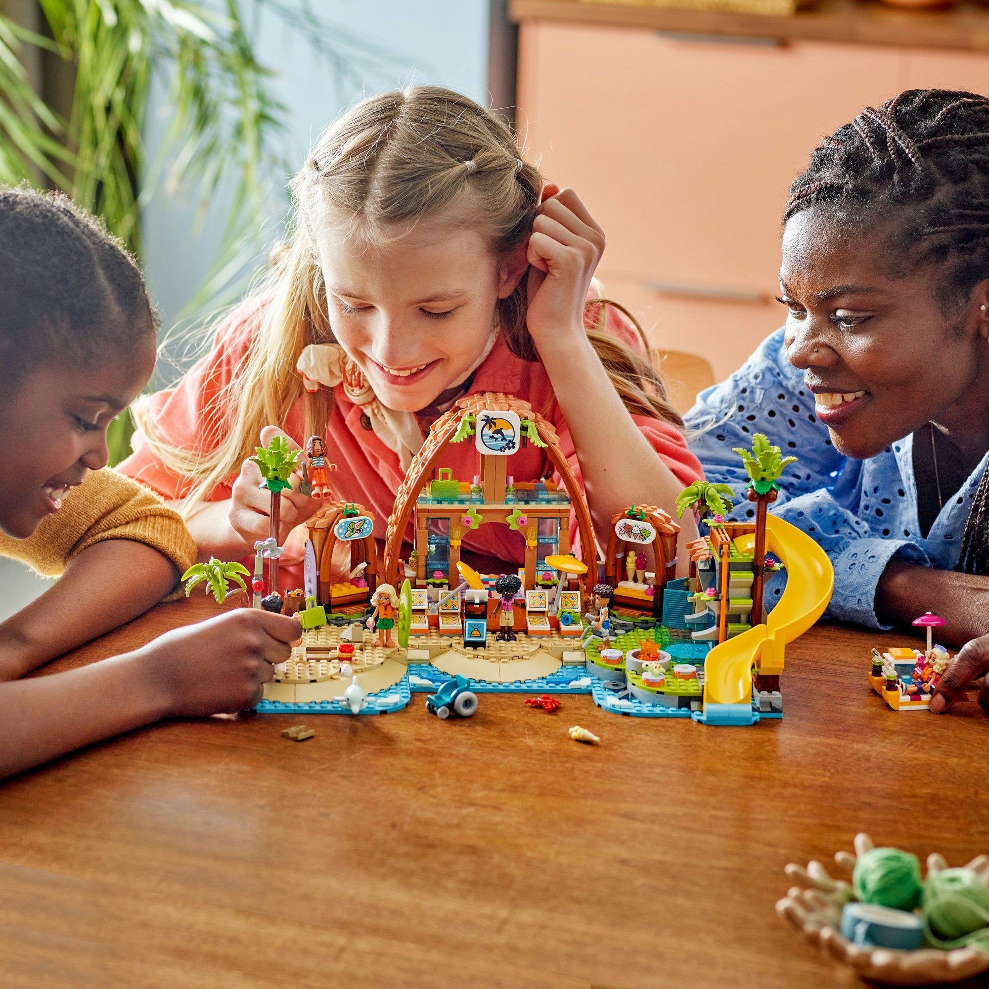 LEGO Friends 42673 Familienurlaub am Strand