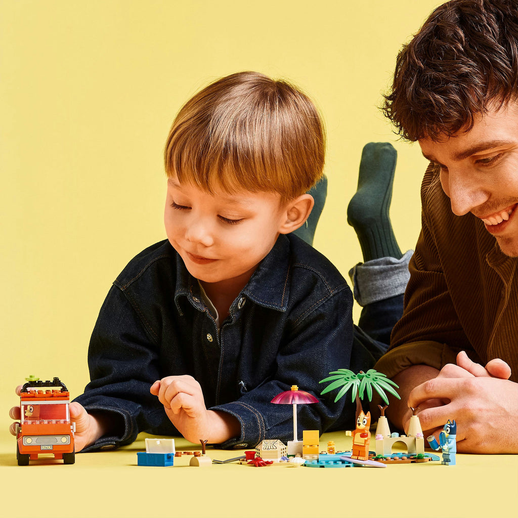Lego bluey 11202 bluey's autorit naar het strand
