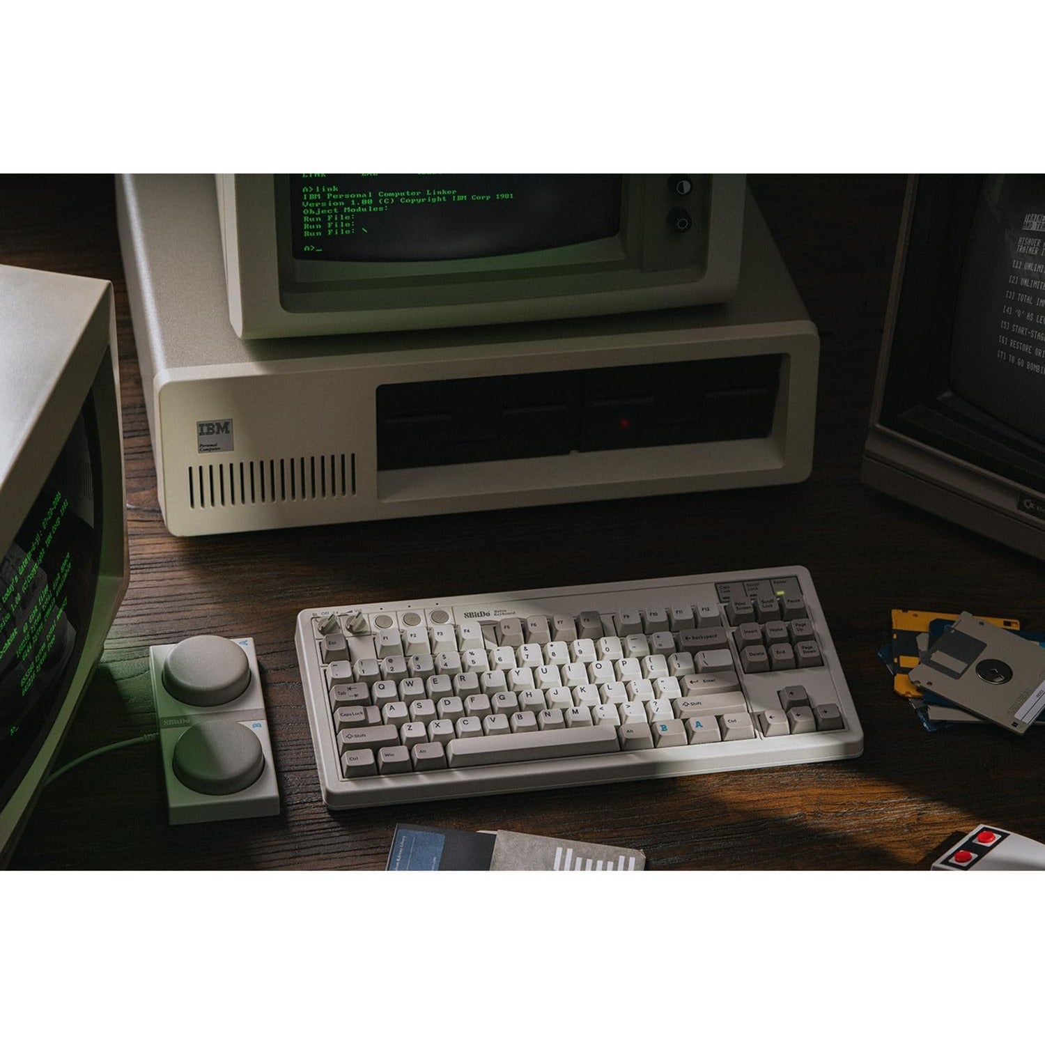 8bitdo retro mechanical keyboard m edition, gaming toetsenbord (grijs donkerrood, us lay-out, kailh box white, tkl, bluetooth low energy, wireless 2.4g, usb)
