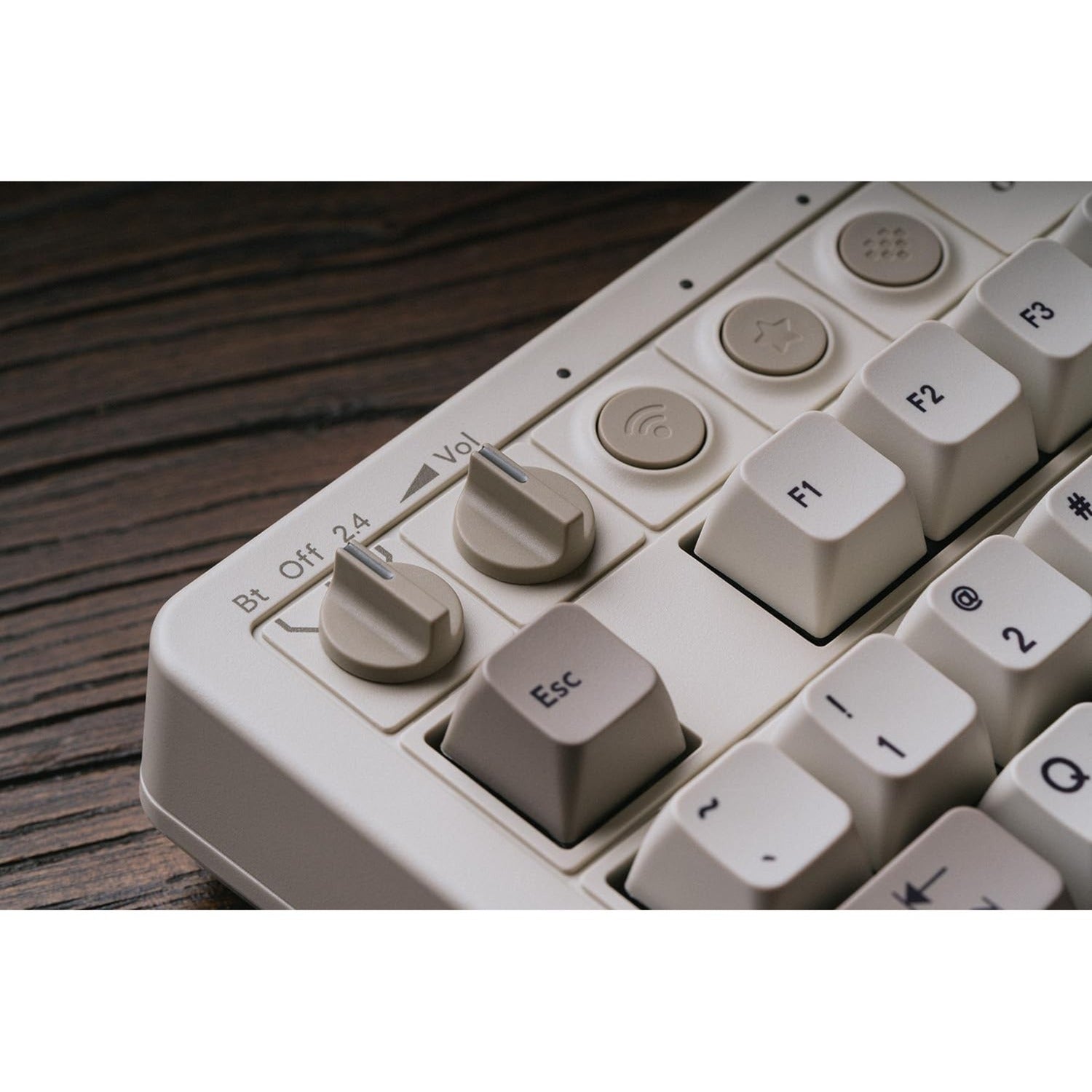 8bitdo retro mechanical keyboard m edition, gaming toetsenbord (grijs donkerrood, us lay-out, kailh box white, tkl, bluetooth low energy, wireless 2.4g, usb)