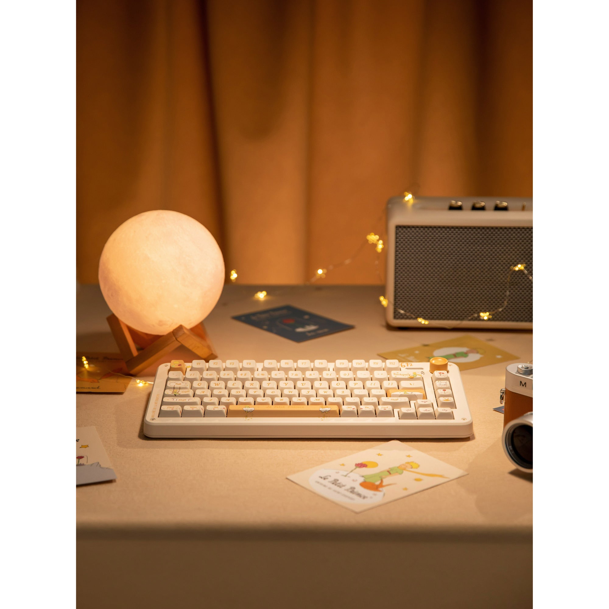 Iqunix zx75 sunset ponder wireless mechanical keyboard (lichtgeel, us lay-out (qwerty), iqunix little prince, 75%, rgb leds, hot-swappable, double-shot pbt, 2.4ghz | bluetooth 5.1 | usb-c)