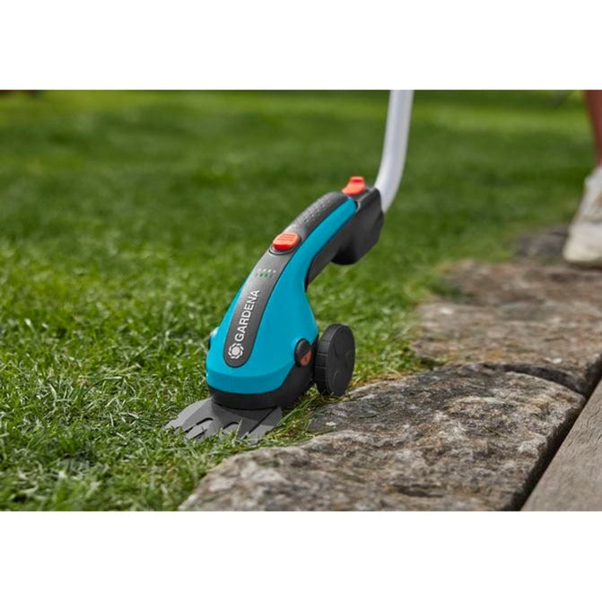 Gardena accugrasschaar classiccut li set (turquoise zwart, incl. li-ion-accu 2,5ah, telescopische steel)
