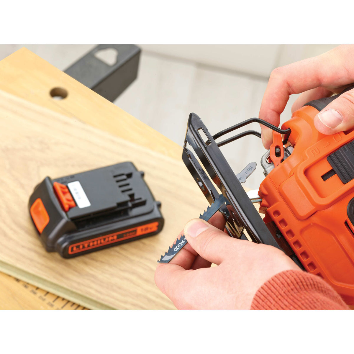 Black+decker 18v schroefklopboormachine + 18v pendeldecoupeerzaag bundel (zwart oranje)