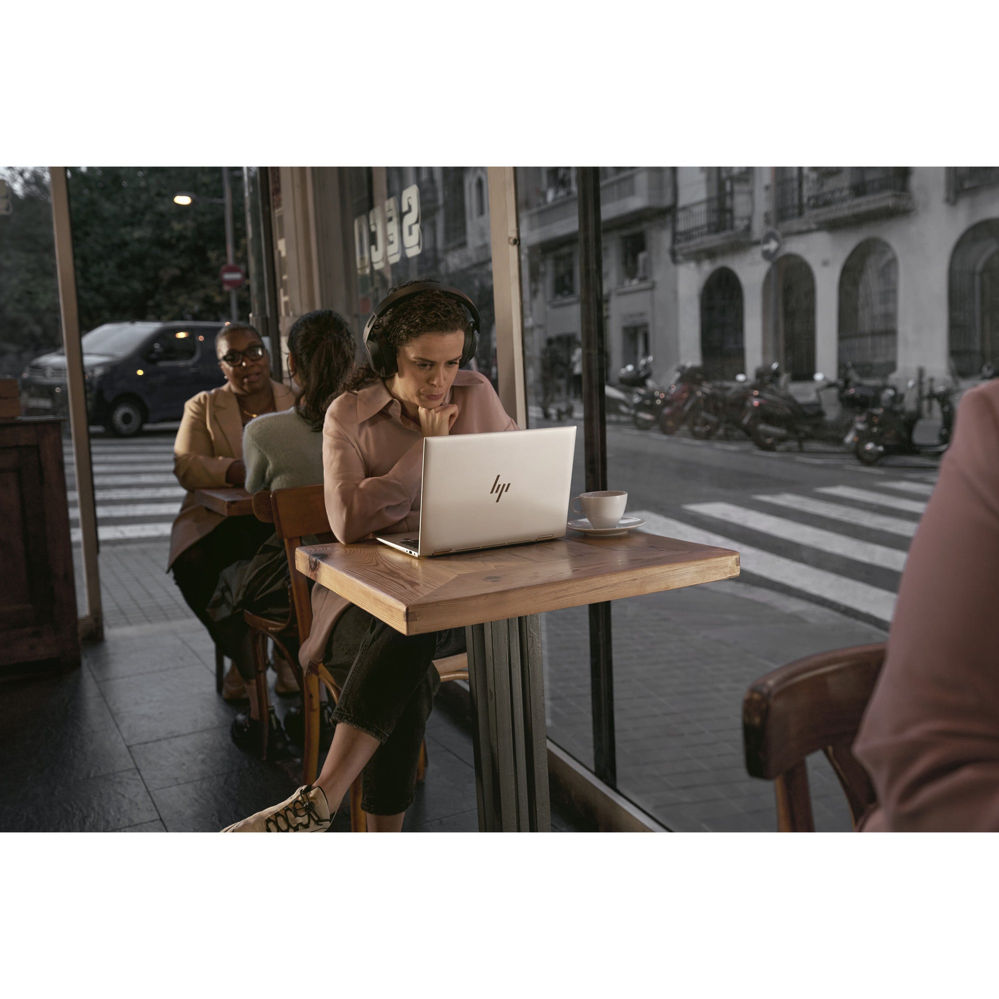 Hp elitebook 6 g1a ai (ad3r1et) 14 laptop (zilver | ryzen 7 250 | radeon 780m | 16 gb | 512 gb ssd)