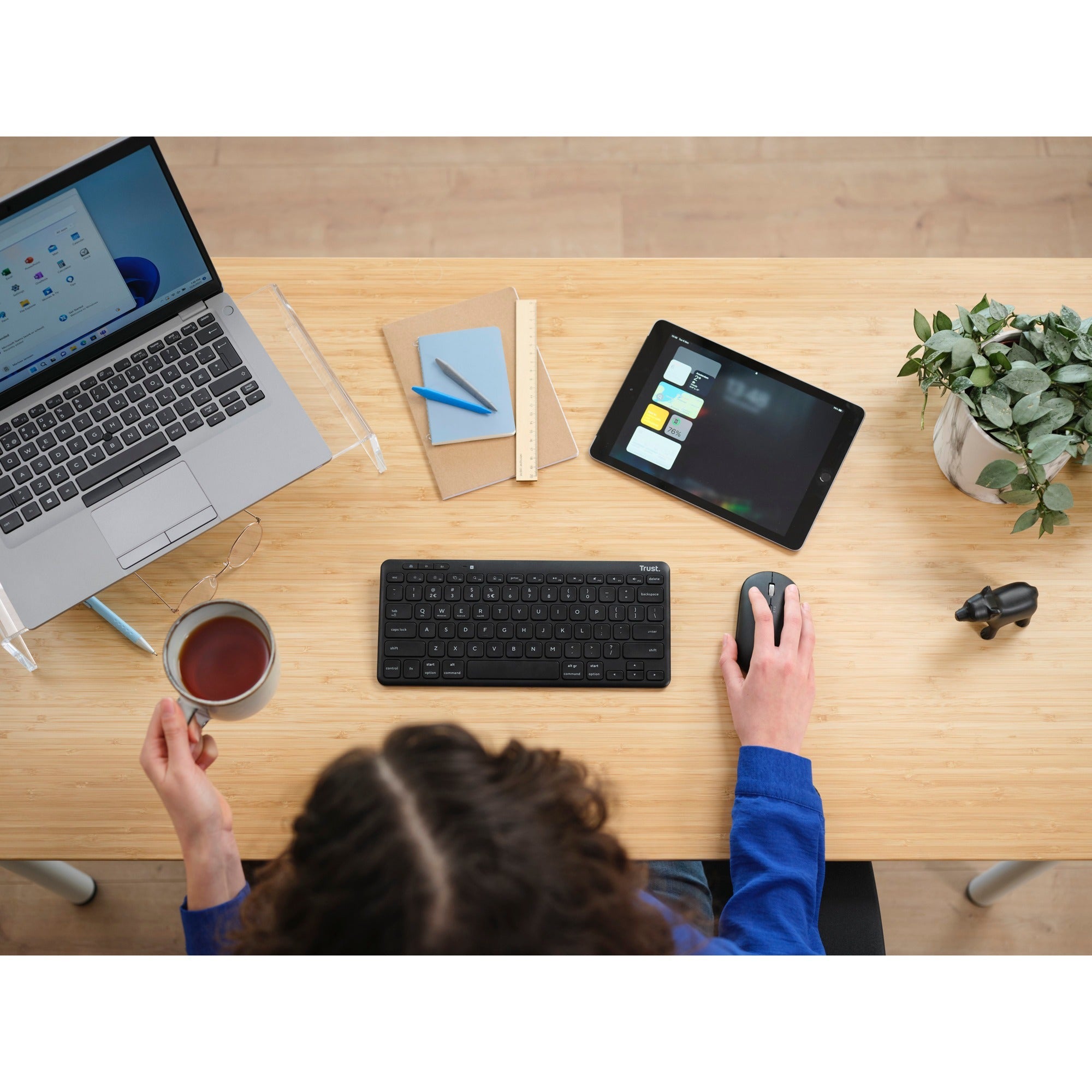 Trust lyra compact draadloos toetsenbord (zwart, us lay-out (qwerty), scissor switches, 65%, 2,4 ghz usb, bluetooth)