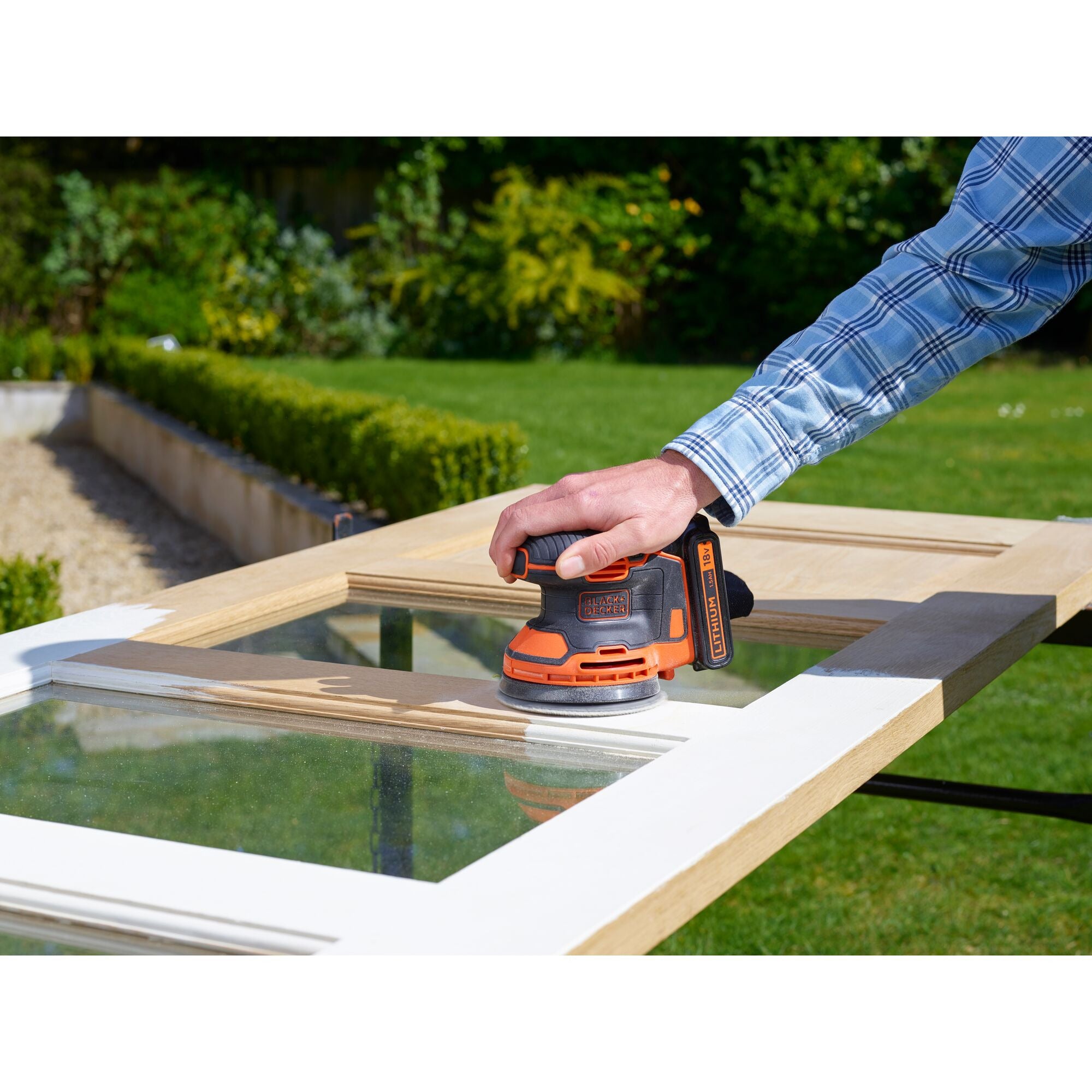 Black+decker 18v schroefklopboormachine + 18v excentrische schuurmachine bundel (zwart oranje)