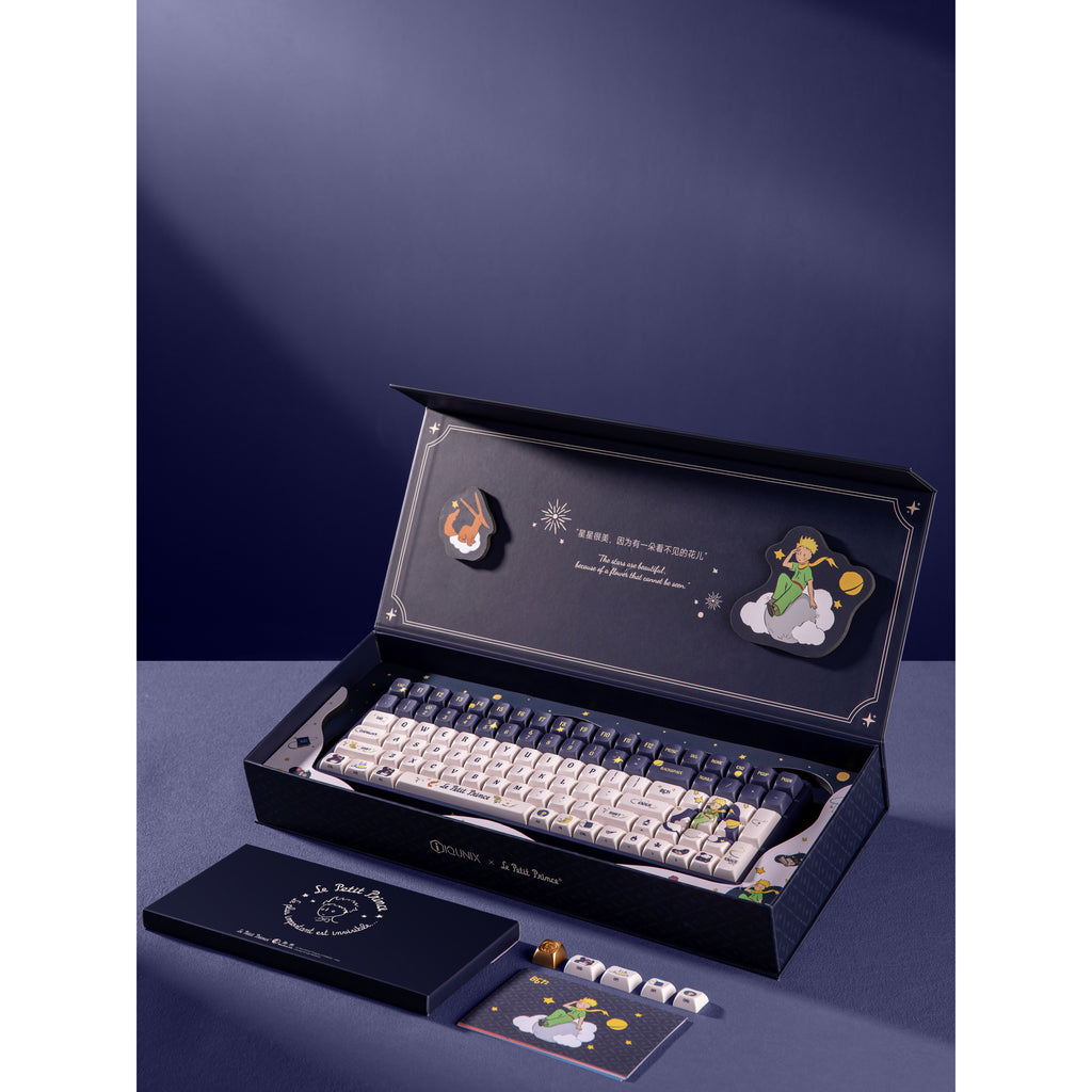 Iqunix f97 starry tryst rgb mechanisch gaming toetsenbord (donkerblauw, us lay-out (qwerty), iqunix little prince, 96%, rgb leds, hot-swappable, pbt, 2.4ghz | bluetooth 5.1 | usb-c)