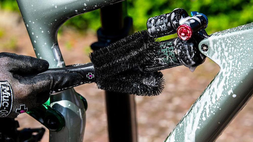 Muc-off two prong brush