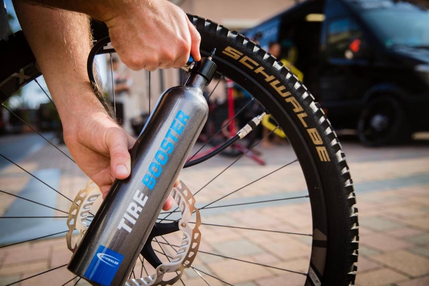 Schwalbe - tire booster tubeless fietspomp inclusief montage riem